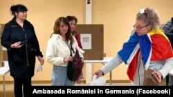 Românii sunt chemați la urme pe 18 mai, la al doilea tur de scrutin pentru alegere președintelui României. Imagine generică de la primul tur de scrutin. 