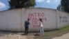 Intervencija na grafitima posvećenim Ratku Mladiću u Bačkoj Palanci, 7 jun 2021.