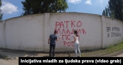Akcija prekrečavanja grafita nevladine Inicijative mladih za ljudska prava u Bačkoj Palanci 2018. godine. Marko Milosavljević navodi za RSE da je "vlast ta koja je normalizovala govor mržnje i slavljenje osuđenih ratnih zločinaca".