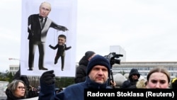 Демонстранти на антиурядовому протесті після зустрічі прем’єр-міністра Словаччини Роберта Фіцо з президентом Росії Володимиром Путіним у Москві, Братислава, Словаччина, 23 грудня 2024 року