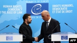 Президент Украины Владимир Зеленский и генеральный секретарь Совета Европы Ален Берсе после подписания соглашения