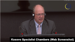 Paul Williams, ish-këshilltar ligjor i delegacionit kosovar në bisedimet e Rambujesë më 1999, dëshmon pro ish-presidentit kosovar Hashim Thaçi në gjykatën e Kosovës në Hagë, 17 shtator.