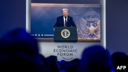 Președintele american Donald Trump s-a adresat participanților la Forumul de la Davos de pe un ecran uriaș - 23 ianuarie 2025