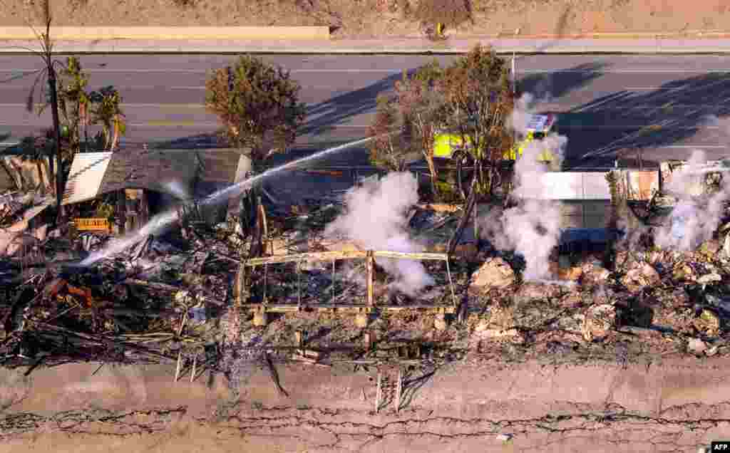 د کالیفورنیا د پالیسادیس اور له امله په مالیبو ښارګوټي کې د سوځېدلو کورونه یو انځور چې له هیلیکوپټرې اخیستل شوی