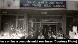 Vizita de lucru a lui Nicolae Ceauşescu cu prilejul deschiderii noului an de învăţământ la Grupul şcolar al Ministerului industriei ușoare, Bucureşti. (15 septembrie 1976) Sursa: Fototeca online a comunismului românesc; cota:204/1976