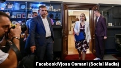 Vjosa Osmani duke dalë nga njëra nga sallat e Presidencës së Kosovës.