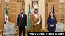 Presidentja e Kosovës, Vjosa Osmani, princi i kurorës së Arabisë Saudite, Muhammed bin Salman Al Saud (në mes) dhe presidenti sirian, Ahmed al-Sharaa, në Riad, 29 tetor.
