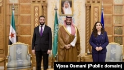 Presidentja e Kosovës, Vjosa Osmani, princi i kurorës së Arabisë Saudite, Muhammed bin Salman Al Saud (në mes) dhe presidenti sirian, Ahmed al-Sharaa. Riad, 29 tetor 2025.