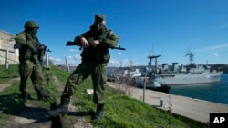 Peninsula Crimeea, teritoriu de importanță strategică din nordul Mării Negre, a fost ocupată de Rusia în 2014. Europa nu a recunoscut anexarea, dar nici nu a ajutat Ucraina să o recapete. Crimeea se află și ea pe masa negocierilor legate de preconizata încetare a războiului. 