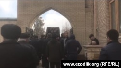 Кадыржан Батыровдун сөөгүн кабырга көтөрүп бараткан кишилер. 