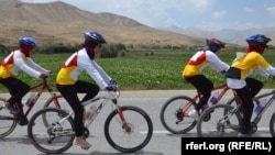 آرشیف، مسابقه بایسکلرانی دختران در بامیان. عکس جنبه تزئینی دارد