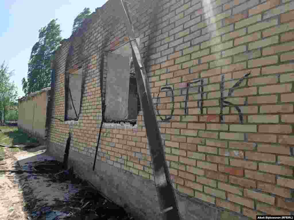 Өрттөлгөн үйлөрдүн терезеси. Максат айылы. 2-май, 2021-жыл.&nbsp;