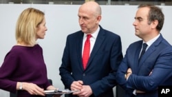 Șefa politicii externe și de securitate europene, Kaja Kallas, de vorbă cu miniștrii apărării britanic și francez, John Healey și Sebastien Lecornu, în timpul reuniunii „Coalition of the Willing”, la Bruxelles, pe 10 aprilie 2025. 