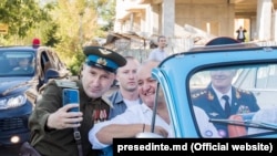 Președintele Igor Dodon în mașina sovietică „Pobeda”, făcând poze în preajma complexului memorial „Capul de pod Șerpeni”