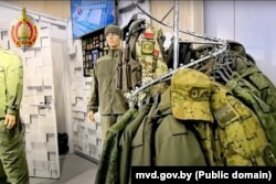 Скрыншот зь відэа МУС. Стэнд з прадукцыяй «Дзяржаўнага прадпрыемства № 4»