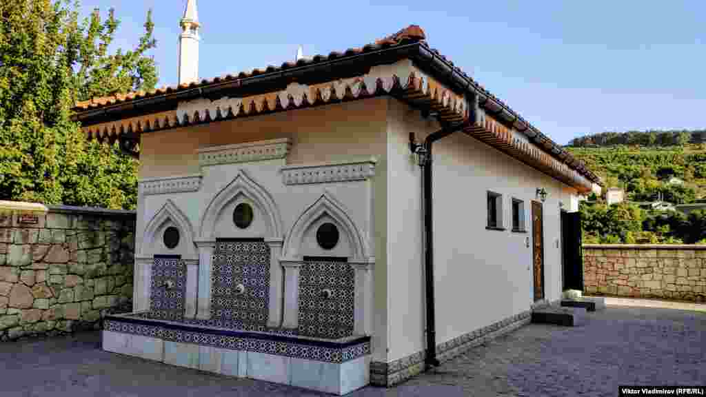 Місце для обмивання перед намазом. У 1929 році мечеть внесли до списку культових будівель, які перебувають на обліку Кримського комітету охорони пам'яток мистецтва, старовини і народного побуту