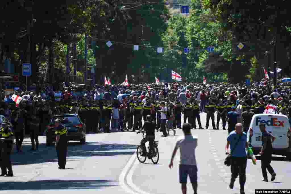 Ультраконсерваторы заняли проспект Руставели за несколько часов до запланированного ЛГБТ-активистами Марша достоинства