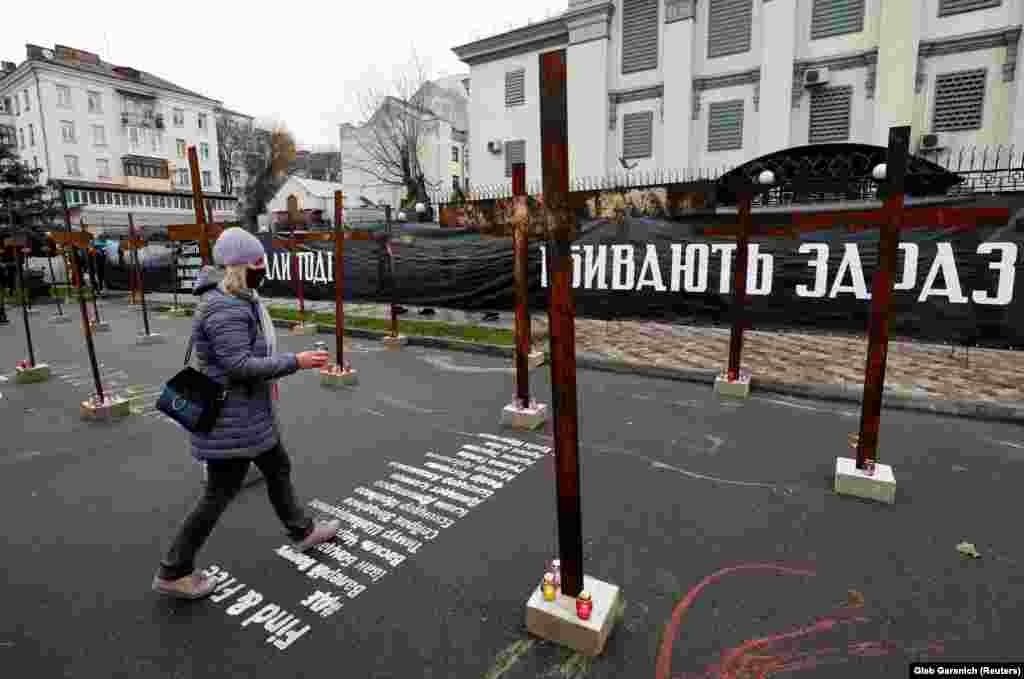 У День пам'яті жертв голодоморів біля посольства Росії в Україні відбулася акція, учасники якої вивісили банери з написами: &laquo;Пам&rsquo;ятаємо, хто наші вороги&raquo;, &laquo;Вбивали тоді. Вбивають зараз&raquo;. Вони також встановили 33 металічні хрести в пам&rsquo;ять про загиблих від Голодомору-геноциду 1932&ndash;1933 років. Київ, 28 листопада 2020 року