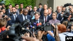 Miniștrii de Externe ai Germaniei, Franței, Marii Britanii și șefa politici i de externe și de securitate a UE, vorbind jurnaliștilor la Geneva pe 20 iunie, după o discuție cu ministrul de Externe al Iranului