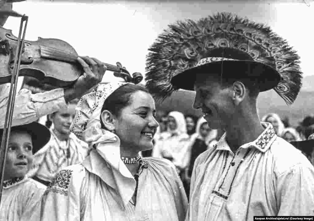 A couple in traditional clothing at a festival, probably in Romania's Cluj region After the Romanian revolution, Uj Elet continued for several years under the name&nbsp;Erdelyi Figyelo (Transylvanian Observer). Its last issue was published in 1996.&nbsp;