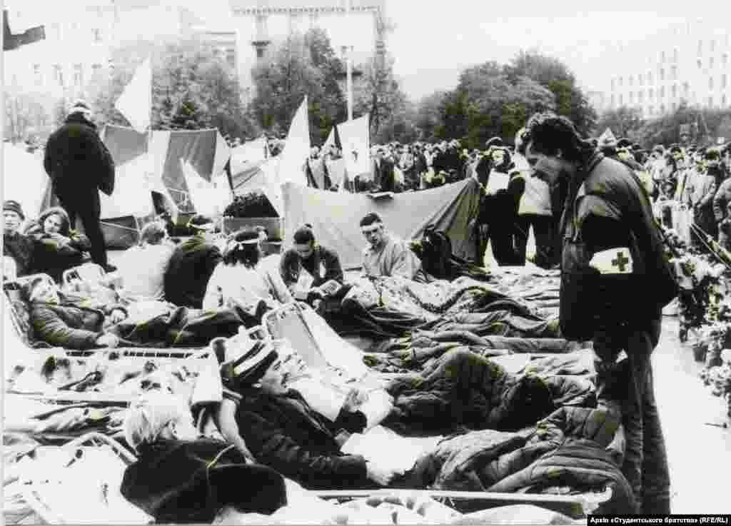 ​Студент Львівського медичного інституту Тарас Семущак (на фото з пов'язкою на руці) стежить за станом здоров'я голодуючих протестувальників. Він був&nbsp;керівником медичної служби Революції на граніті