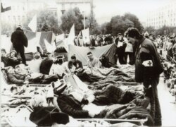 ​Студент Львівського медичного інституту Тарас Семущак (на фото з пов'язкою на руці) стежить за станом здоров'я голодуючих протестувальників. Він був керівником медичної служби Революції на граніті