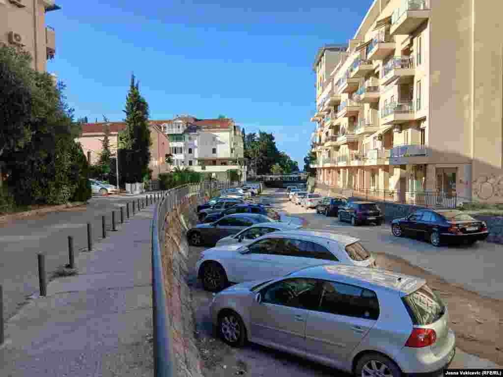 Budva ima hroničan manjak parking prostora. Na slici je korito rijeke Grđevice koje ljeti presuši, pa se koristi kao parking. 