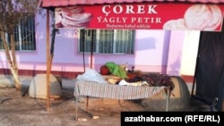 Türkmenistanda tamdyr çöregini bişirýän aýal. Arhiwden alnan surat