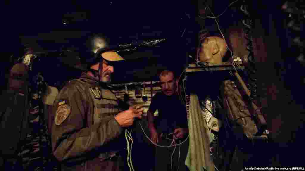 Уже під ранок в одній із частин бліндажу перестає працювати розетка, через яку заряджають тепловізор. Солдати ремонтують проводку. Ця ніч на передових під Горлівкою минула спокійно. За словами військових, це друга за півроку така спокійна ніч на цих позиціях. Бійці пов'язують це з початком Чемпіонат світу з футболу в Росії