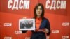 Портпаролката на СДСМ Битола, Невена Димовска, покажува фотографија на која е заокружена активистиката Драгана Спасевска