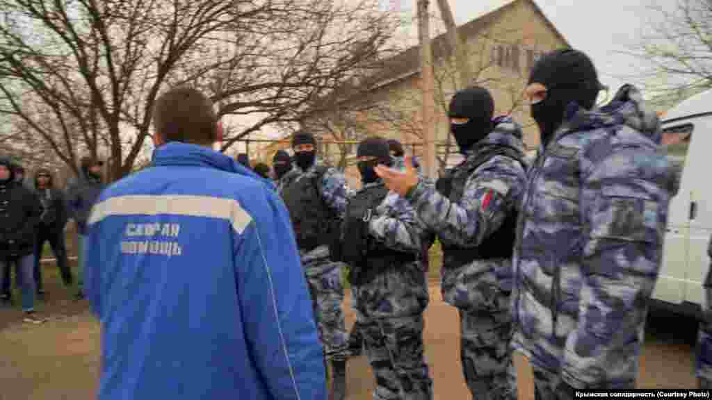 Оточення біля будинку Біляла Аділова довго не пропускає лікаря &laquo;швидкої допомоги&raquo; в будинок до літнього батька. Серверу Аділову стало погано після того, як у будинку розпочався обшук. Білял &ndash; імам у селищі Кам'янка Сімферопольського району. Його заарештували 27 березня 2019 року, зараз він перебуває в СІЗО