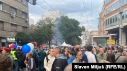 Simpatizeri i članovi Srpske napredne stranke na protestu ispred RTS-a, Beograd, 28. septembar 2025.