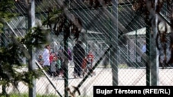 Gratë dhe fëmijët e kthyer nga Siria në qendrën për të huajt në fshatin Vranidoll. Foto nga arkivi. 