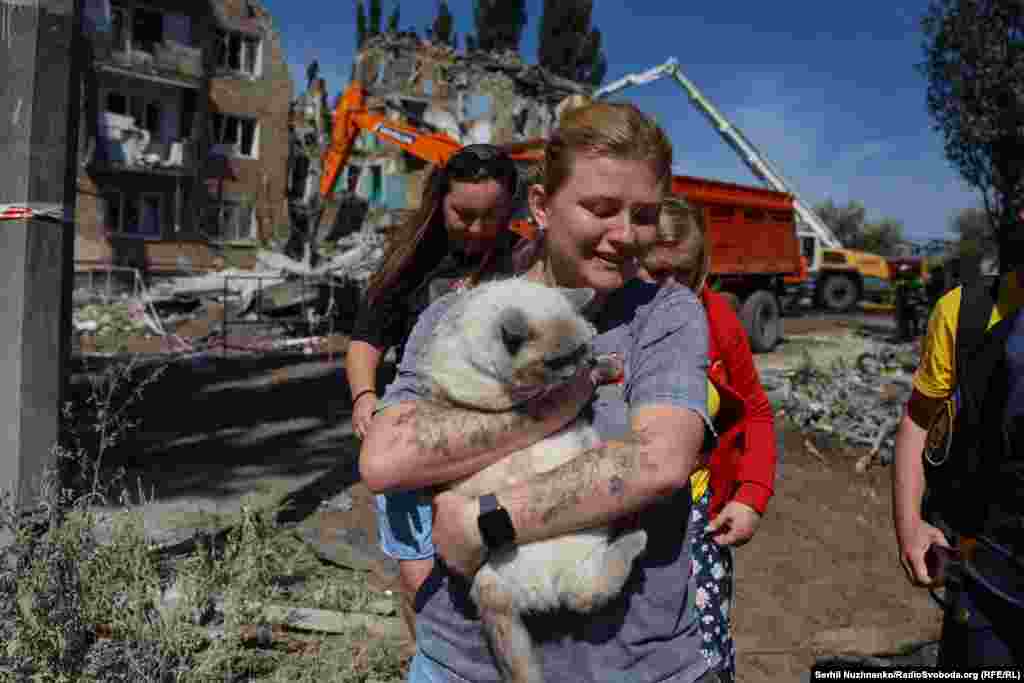 Выжившие после российской атаки несут спасенного из-под завалов кота№ Военно-воздушные силы Украины заявили, что в ночной атаке было задействовано около 600 дронов-камикадзе и беспилотников, а также 31 ракета