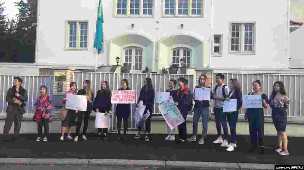 Елшіліктен шығып, өзін "кезекші коммендатпын" деп таныстырған адам жиналғандардың талап-тілектерін "жауапты адамдарға жеткізетінін" айтты. Прага, 24 сәуір 2019 жыл.&nbsp;