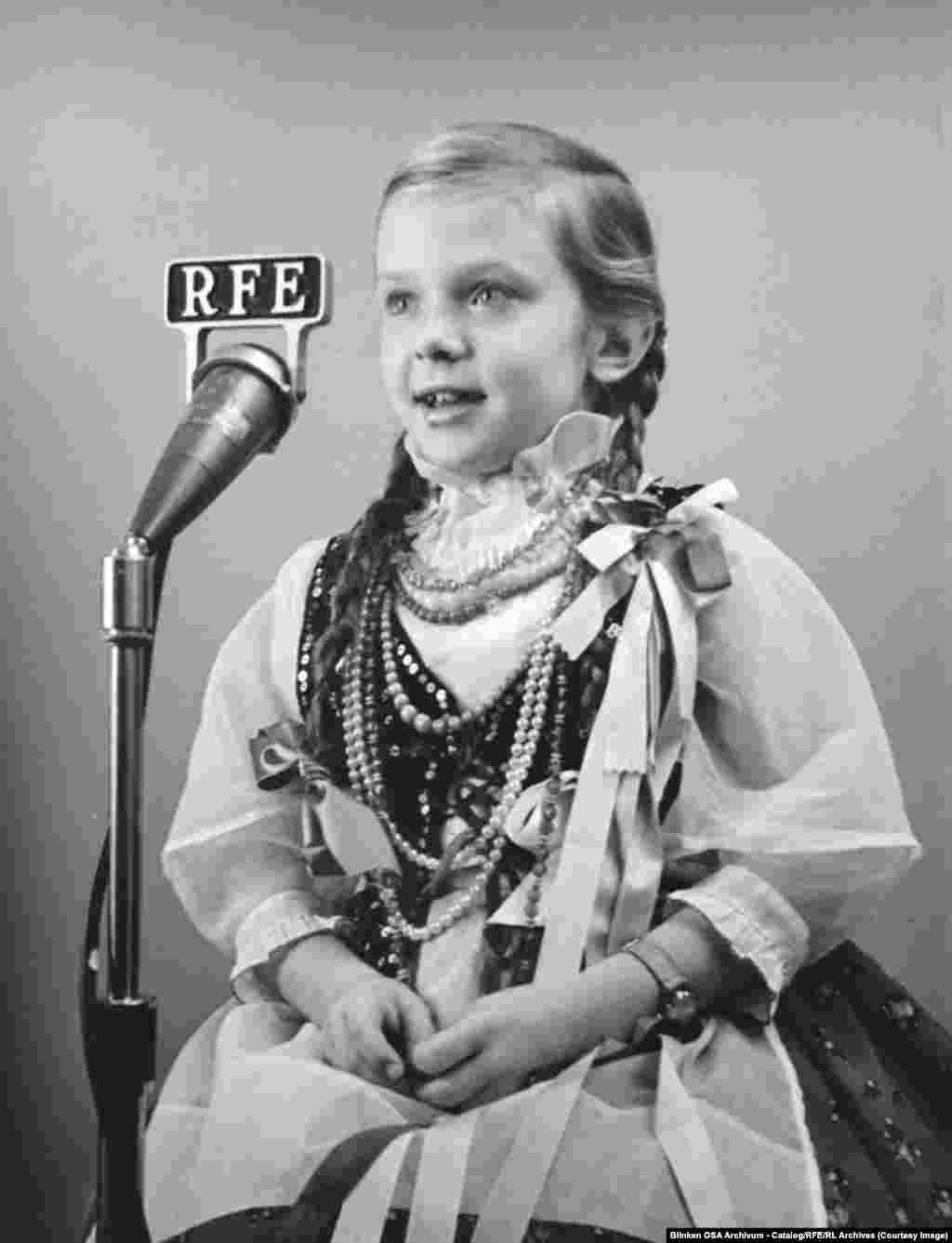 Польская девочка записывает послание своим соотечественникам, живущим при коммунизме.Помимо новостей, РСЕ и РС развлекали аудиторию новейшей музыкой и культурными программами на языках целевой аудитории