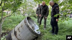 Фрагмент ракети, якою Росія, ймовірно, атакувала Одесу, Україна, 29 квітня 2024 року