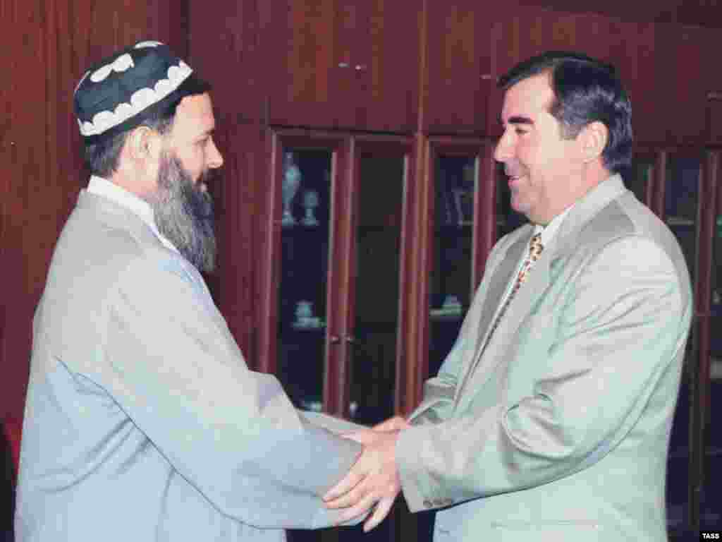 Президент Эмомали Рахмон (оң жақта) оппозиция жетекшісі, "Исламдық жаңғыру" партиясының басшысы Саид Абдулло Нуримен кездесіп тұр. Кейіннен елде бейбітшілік орнаған соң, 2006 жылы Нури қайтыс болғаннан кейін Тәжікстан бұл партияға тыйым салды. Душанбе. 16 желтоқсан, 1997 жыл.&nbsp;