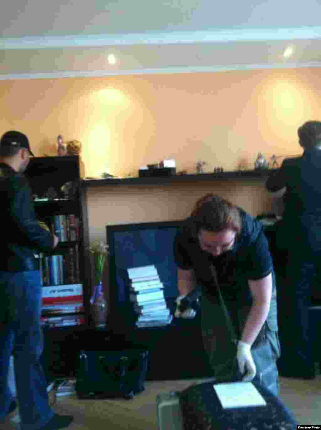 Навальный: "Адвоката пустили только что. Изымают все электронное. Даже диски с детскими фоткам"