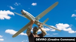 Український військовослужбовець з дроном «Булава»