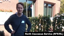 Хардинг Люк (Luke Harding) 2007-2011-чу шерашкахь The Guardian газетан корреспондентан болх бина ву Москвахь. 