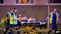 کارکنان صحی در حال انتقال زخمی های حمله ساحل بوندای سیدنی