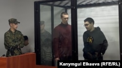 Александр Александров менен Жоомарт Дуулатов Бишкектин Биринчи май райондук сотунда. 17-сентябрь, 2025-жыл.