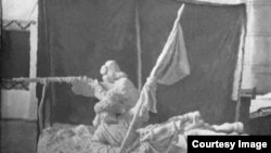 Фото репродукции скульптуры А. А. Лебедева «Повстанцы. 1916 год».  