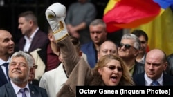 Diana Șoșoacă la depunerea candidaturii pentru președinția României.