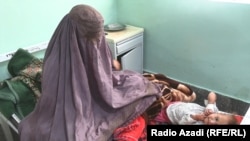  آرشیف: مادری با کودک اش که به سوء تغذیه مبتلا شده است در شفاخانه کندهار