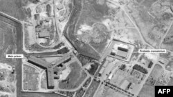 Спутниковый снимок тюрьмы Сайедная, предоставленный компанией DigitalGlobe. Слева - основное здание тюрьмы, справа - предполагаемый крематорий