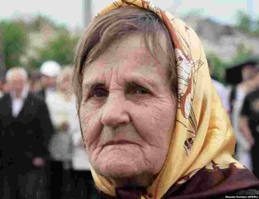 Участница церемонии открытия музея памяти жертв политических репрессий. Карагандинская область, 31 мая 2011 года.  - Участница церемонии открытия музея памяти жертв политических репрессий. Карагандинская область, 31 мая 2011 года.  