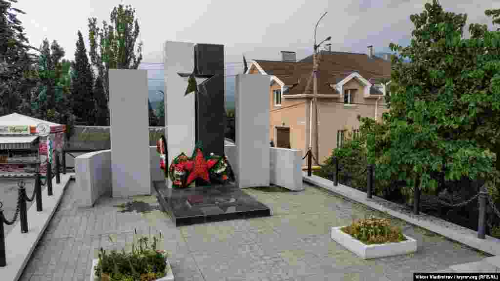 Пам'ятник місцевим жителям, учасникам бойових дій Другої Світової війни