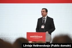 Kryeministri në detyrë i Kosovës, Albin Kurti, njëherësh kryetar i Lëvizjes Vetëvendosje.